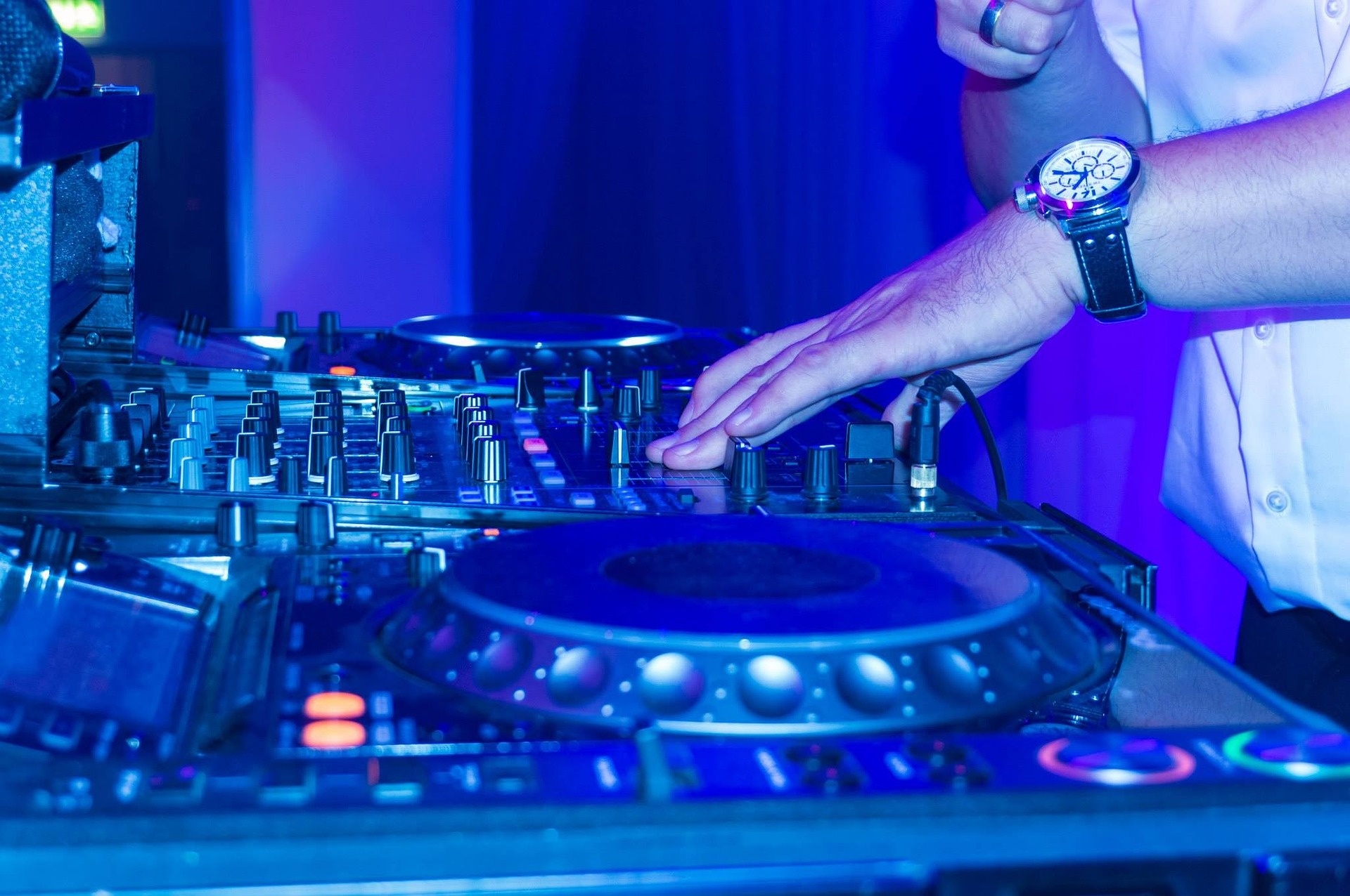 phio-dj-228999_1920-6
